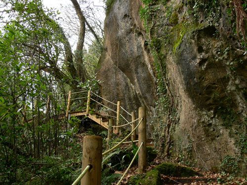 Qué ver en Asturias con niños: Valle Feliz o Las Cuevas de Andina.