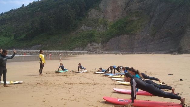 Plan perfecto con niños en Asturias: Aprender a hacer Surf