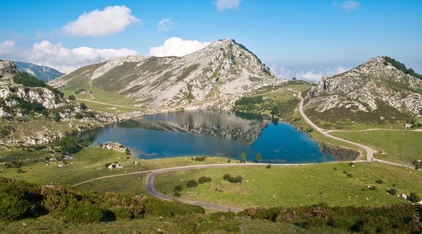 Qué ver en Asturias: Lagos de Covadonga y su patrimonio natural.