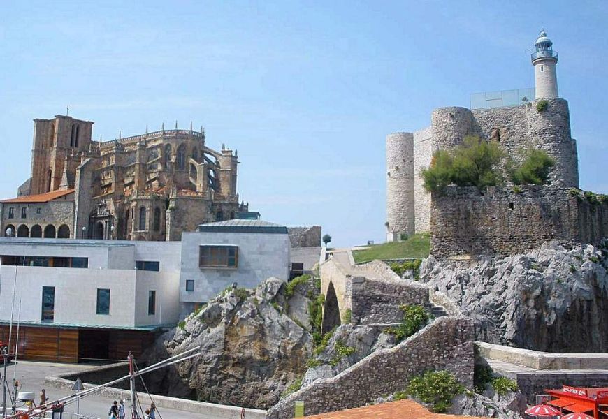 FAROS DE ESPAÑA - Faro del Castillo de Santa Ana (Castro Urdiales, Cantabria)