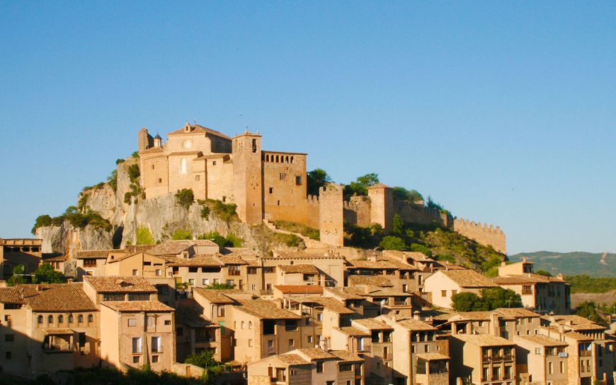 Día 3. Visita al PN de la Sierra y Cañones de Guara: Villa de Alquézar. Ruta al puente de Villacantal y el cañón Vero, visita a la Colegiata de Alquézar + almuerzo en rte. Casa Pardina + visita Bodega Enate + cena y alojamiento en Acebo Casa Muria.