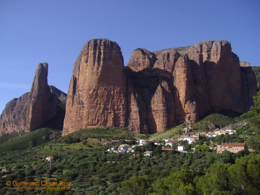 Día 7. Visita al Monumento Natural Mallos de Riglos + almuerzo - picnic + visita al Monasterio San Juan de La Peña + cena en el Restaurante Biarritz + alojamiento en Hotel Barosse.