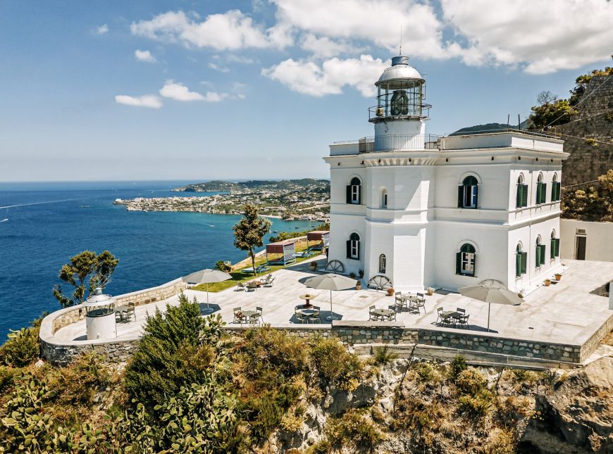 Faro Punta Imperatore en Ischia, Italia