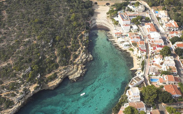 4. Menorca: El equilibrio perfecto entre el azul cobalto y el legado talayótico